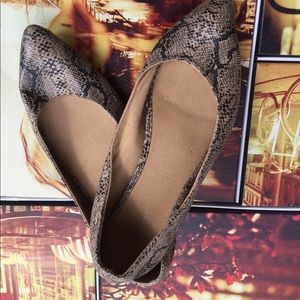 Old navy flats snakeskin print like